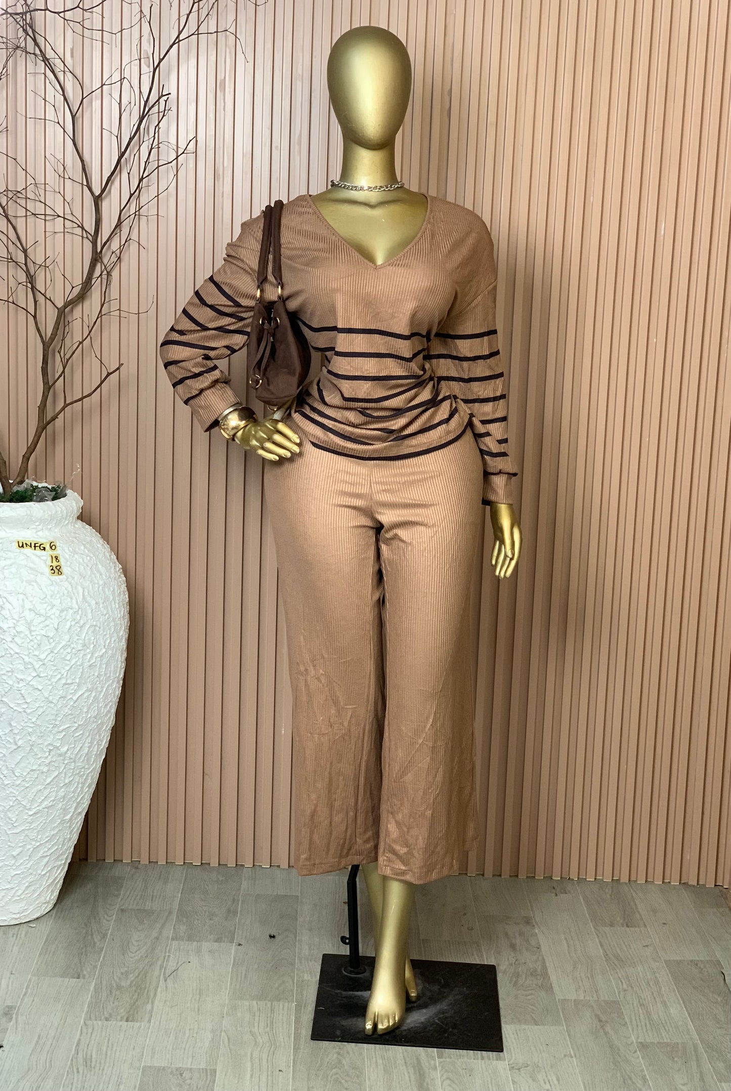 Unforgettable6 SIZE18 Length38 Brand new brown two piece